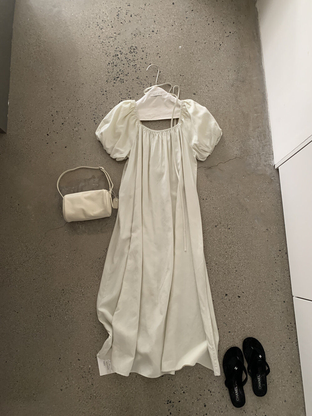 オフショルダーパフスリーブリネンワンピース