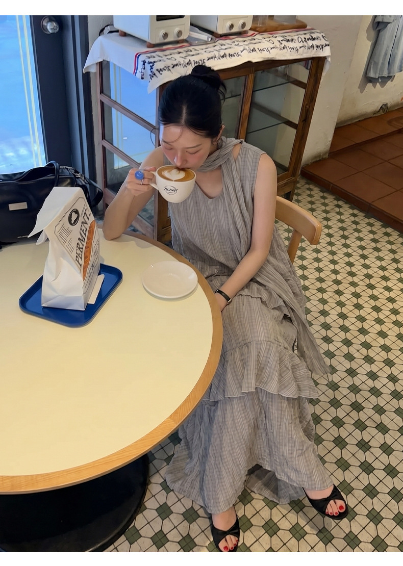 アシンメトリーフリルティアードノースリーブワンピース
