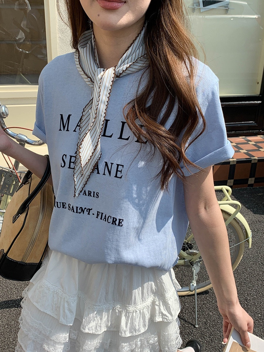 ストライプスカーフ付きレタリングロゴ半袖Tシャツ