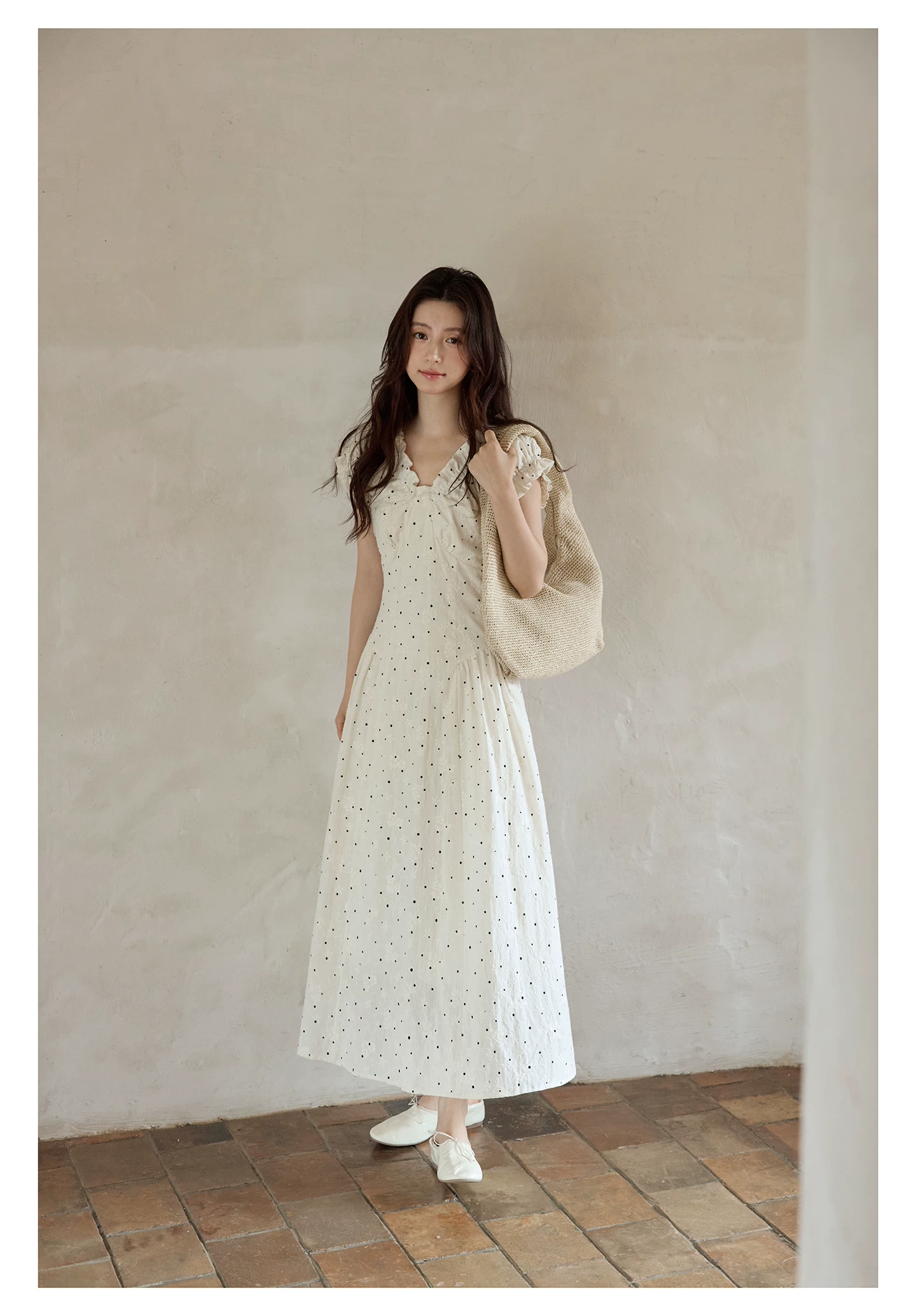 ドットフラワーエンブロイダリーVネックワンピース