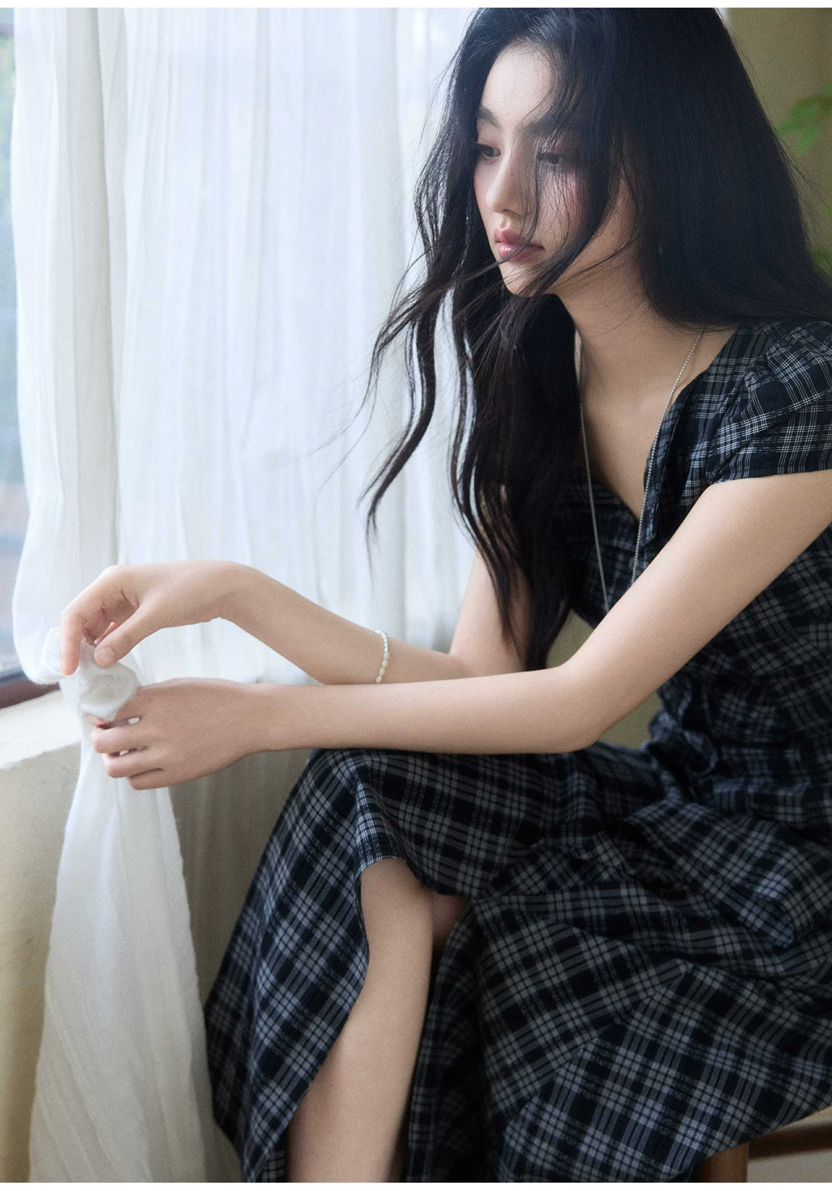 ブラックチェックVネックブラウス×アシンメトリースカートセットアップ