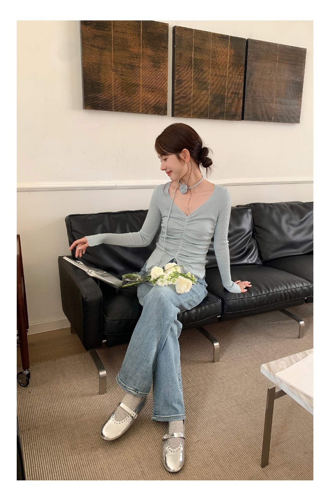 フラワーチョーカー付きフロントギャザーVネックリブニット