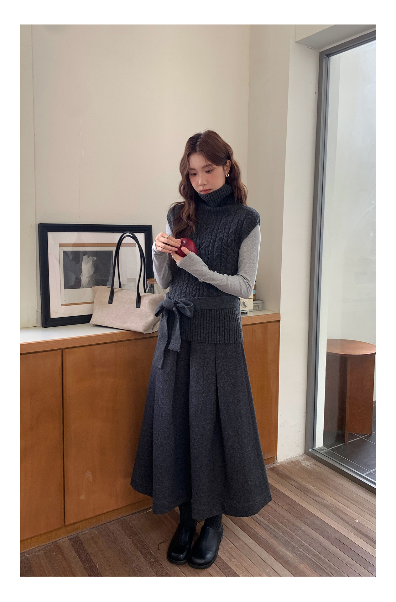 ウエストリボン付きケーブル編みタートルネックニットベスト