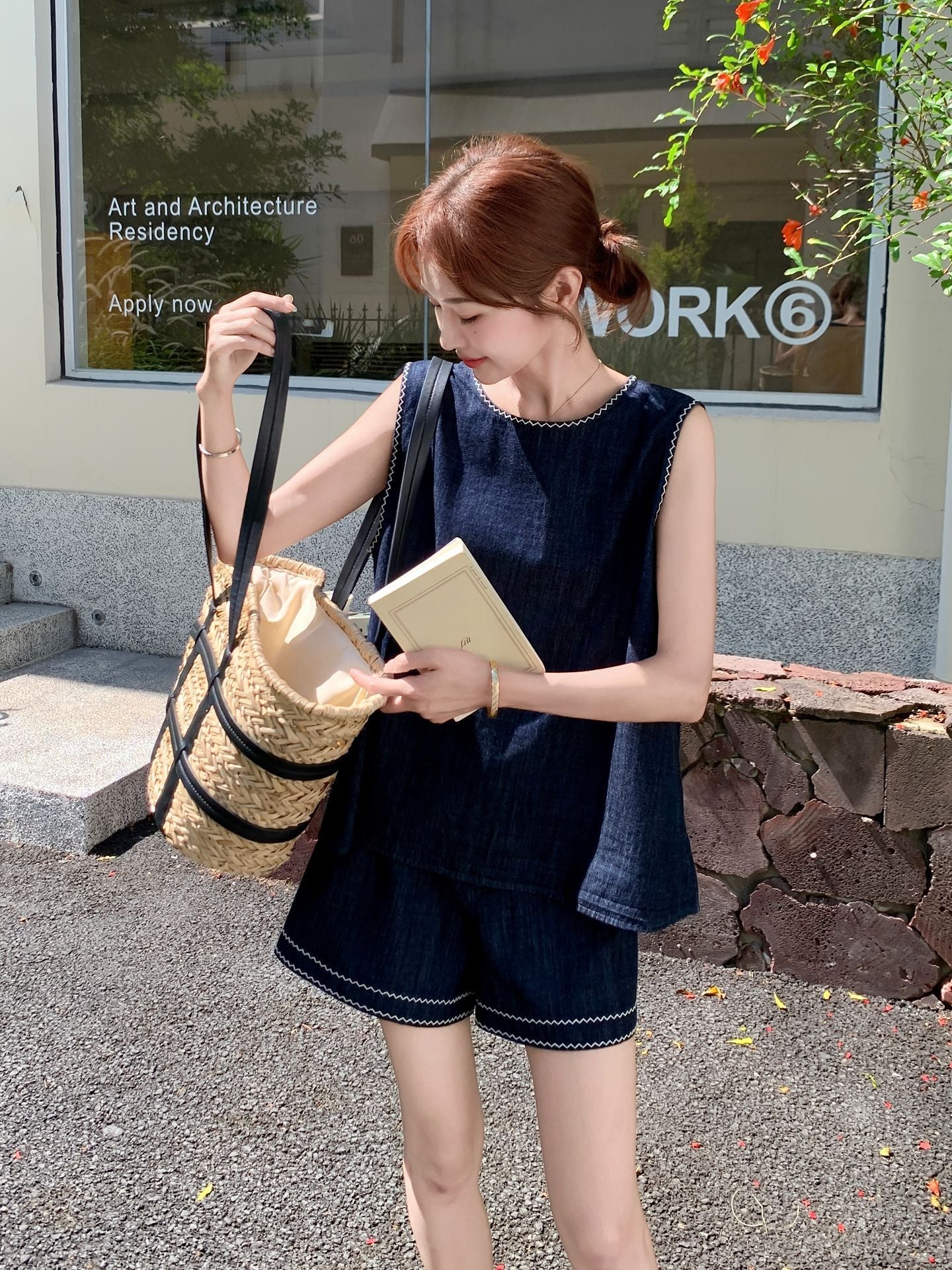 配色ステッチデニムノースリーブ×ショートパンツセットアップ