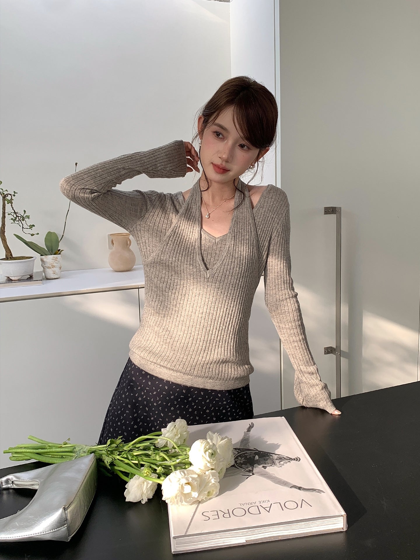フェイクレイヤードホルターネックリブニット