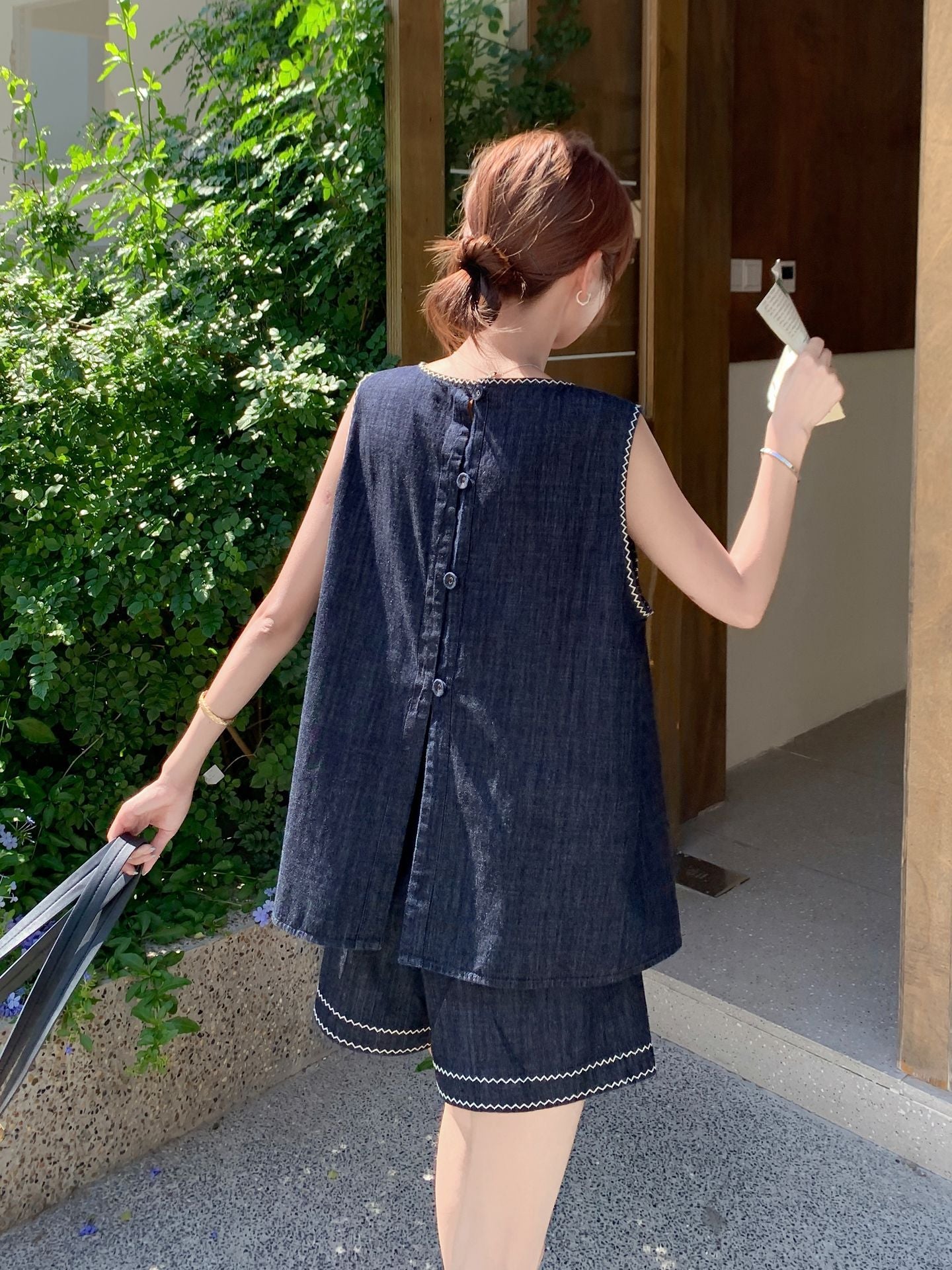 配色ステッチデニムノースリーブ×ショートパンツセットアップ